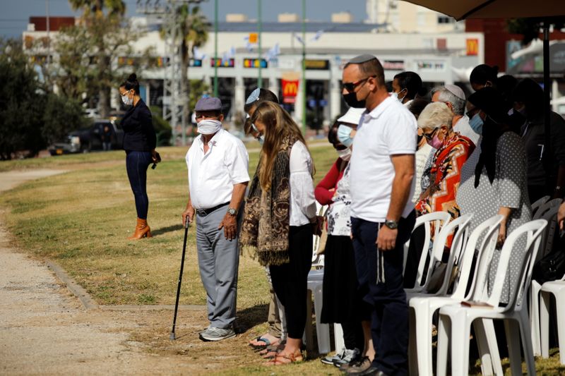 &copy; Reuters. Pessoas param para fazer 2 minutos de silêncio para lembrar o Holocausto em Ashkelon, Israel