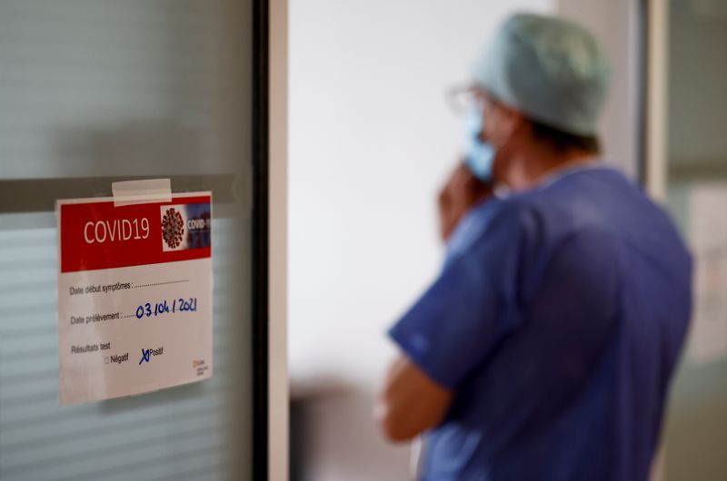 &copy; Reuters. FOTO DE ARCHIVO: Un trabajador sanitario en una unidad de cuidados intensivos para pacientes de COVID-19 en una clínica privada de Vannes