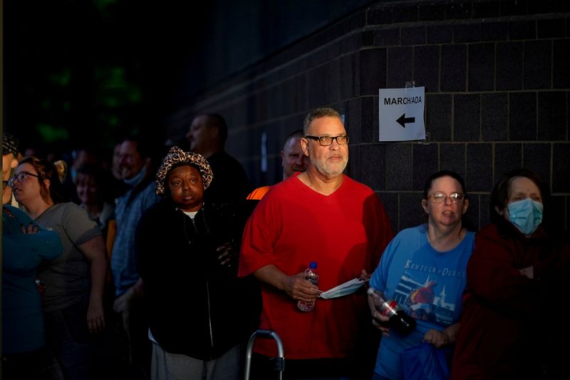 &copy; Reuters. Pessoas fazem fila no Kentucky Career Center em busca de ajuda com seus pedidos de auxílio-desemprego