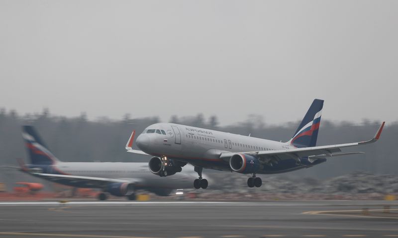 &copy; Reuters. Aeroflot Airbus A320-200 plane lands at Sheremetyevo International Airport outside Moscow