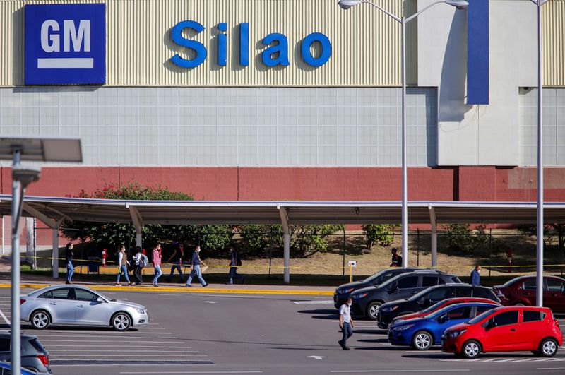 &copy; Reuters. Imagen de archivo. Trabajadores llegan a una planta de General Motors en Silao, México