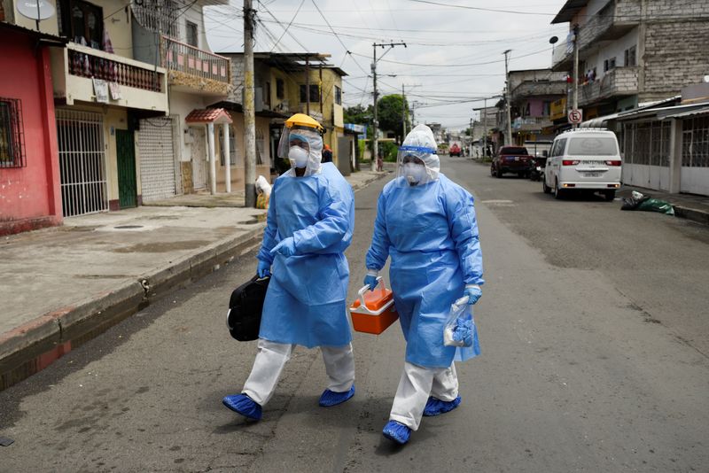 &copy; Reuters. IMAGEN DE ARCHIVO. Médicos que forman parte de una unidad de rápida respuesta del Ministerio de Salud ecuatoriano caminan a una residencia para tomar muestras de personas que se sospecha tienen COVID-19, en Guayaquil, Ecuador
