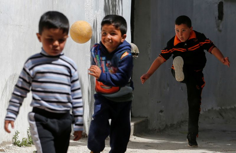 &copy; Reuters. لاجئون فلسطينيون يرحبون بقرار أمريكا استئناف تقديم المساعدات