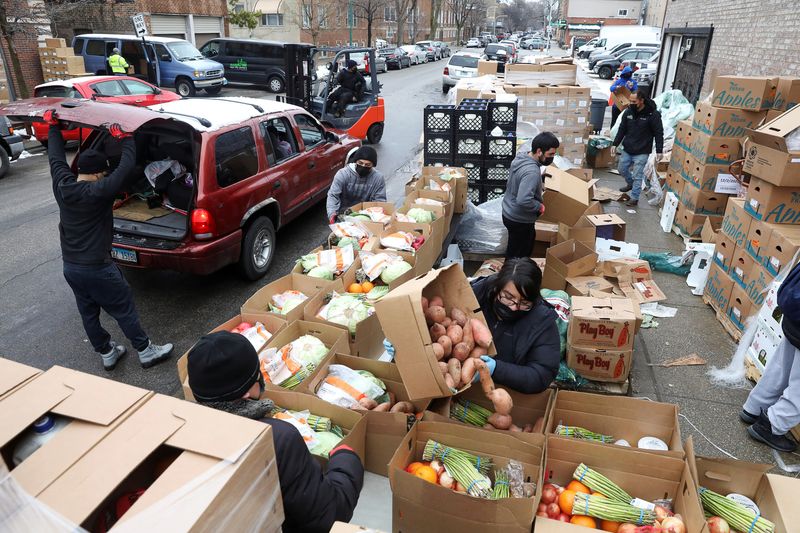 © Reuters. Food is distributed at the nonprofit New Life Centers' food pantry in Chicago