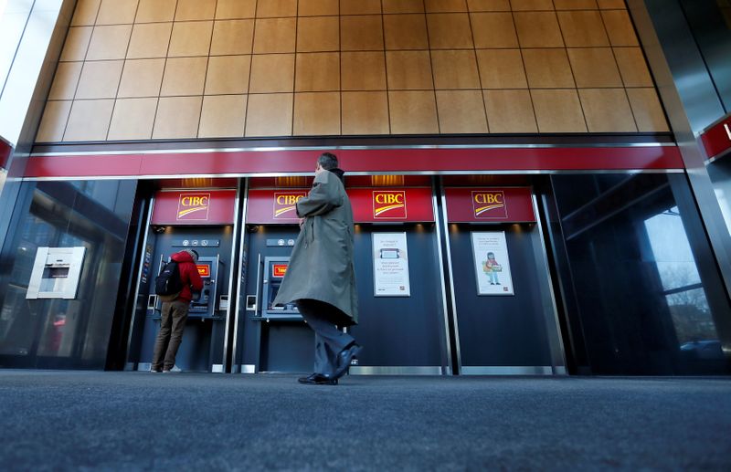 &copy; Reuters. FILE PHOTO: Pedestrians use the CIBC ATM machines in Montreal