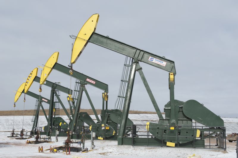 &copy; Reuters. FILE PHOTO: Pumpjacks taken out of production temporarily stand idle at a Hess site while new wells are fracked near Williston