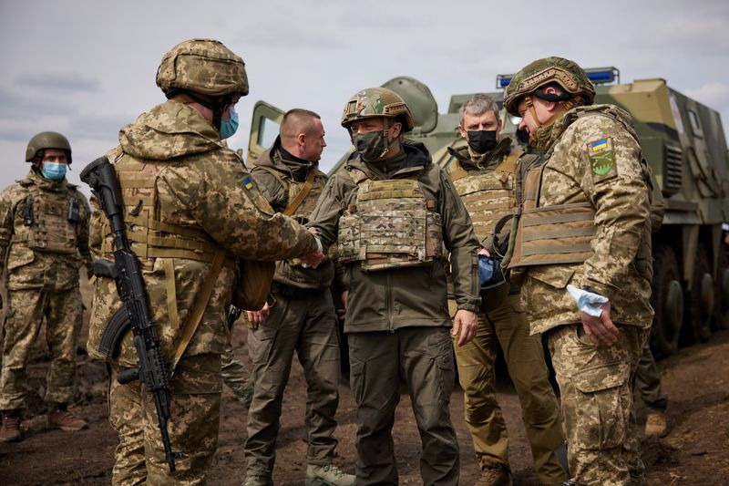 &copy; Reuters. El presidente de Ucrania, Volodymyr Zelenskiy, visita las posiciones de las fuerzas armadas cerca de la línea del frente con los separatistas apoyados por Rusia durante su viaje de trabajo en la región de Donbás