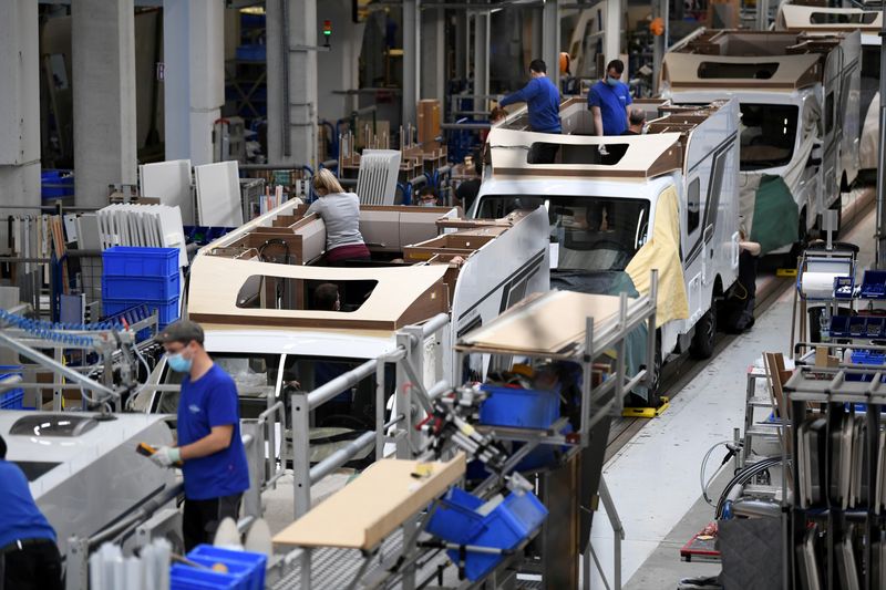 &copy; Reuters. FILE PHOTO: Workers assemble campers at Knaus-Tabbert AG factory in Jandelsbrunn