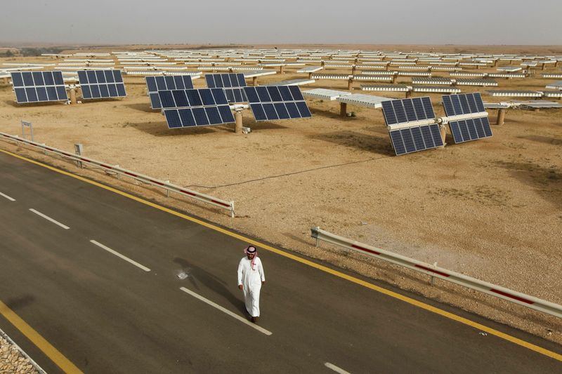 &copy; Reuters. Instalações de geração de energia solar na Arábia Saudita; governo do reino tem prometido impulsionar uso de fontes renováveis