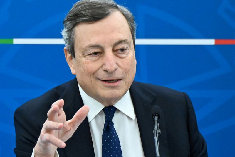 &copy; Reuters. FILE PHOTO: Italy&apos;s Prime Minister Mario Draghi speaks during a news conference after a cabinet meeting in Rome