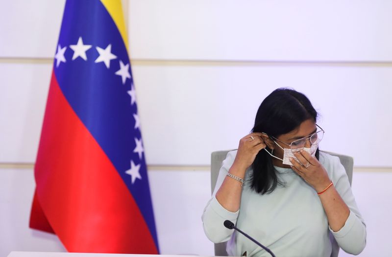 &copy; Reuters. FOTO DE ARCHIVO-La vicepresidenta de Venezuela, Delcy Rodríguez, ajusta su mascarilla protectora después de una conferencia de prensa en Caracas, Venezuela.
