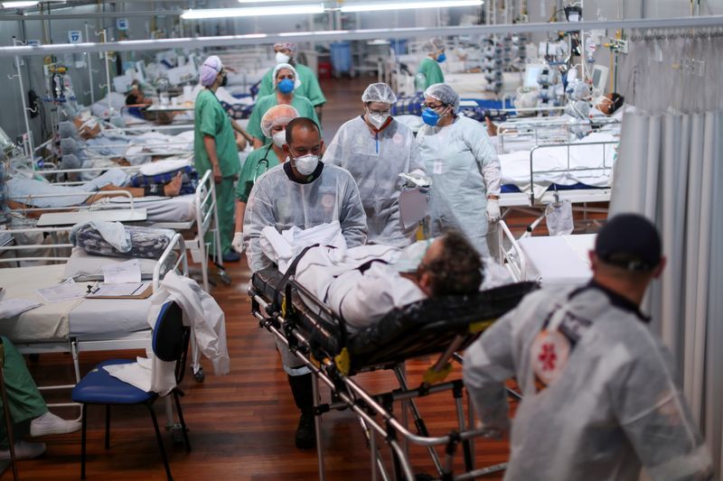 &copy; Reuters. Un paciente que padece la enfermedad de coronavirus (COVID-19) es transportado a un hospital de campaña instalado en el gimnasio deportivo Dell&apos;Antonia en Santo Andre, en las afueras de Sao Paulo, Brasil, el 7 de abril de 2021.