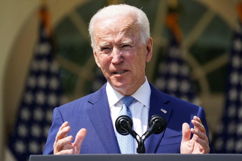 &copy; Reuters. El presidente de Estados Unidos, Joe Biden, anuncia decretos sobre prevención de la violencia con armas en el Jardín de las Rosas en la Casa Blanca en Washington