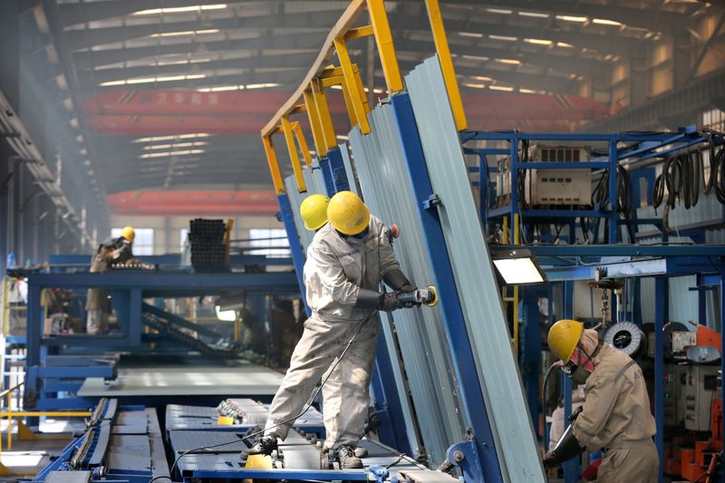 &copy; Reuters. Trabajadores en una fábrica de construcción naval en un puerto de la ciudad de Qidong