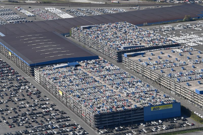 &copy; Reuters. Coches destinados a la exportación en el puerto para ser cargados, durante la epidemia de coronavirus (COVID-19) en Bremerhaven