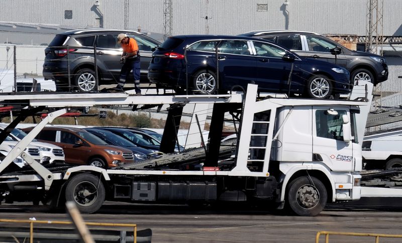 &copy; Reuters. Coches cargados en un camión en la fábrica de Ford en Almussafes, cerca de Valencia