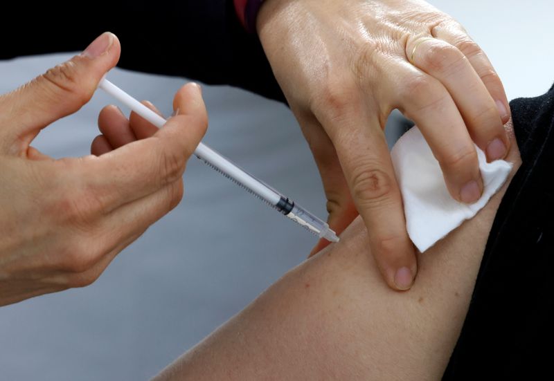 &copy; Reuters. CORONAVIRUS: LA STRATÉGIE VACCINALE FRANÇAISE PERTINENTE CONTRE LE VARIANT BRITANNIQUE, DIT LA HAS