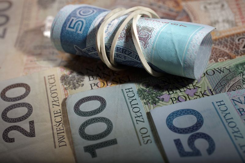 &copy; Reuters. FILE PHOTO: A picture illustration of Polish zloty banknote