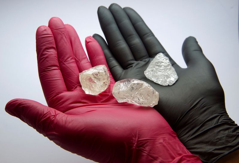 &copy; Reuters. Alrosa presents a rare rough diamond in Moscow