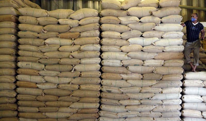 © Reuters. Sacas de café em produtora em Espírito Santos do Pinhal