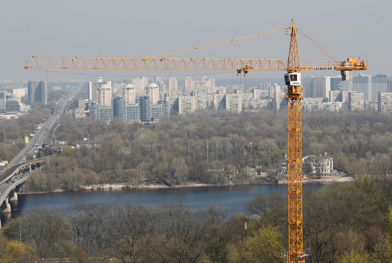 &copy; Reuters. A crane is seen at a construction site in Kiev