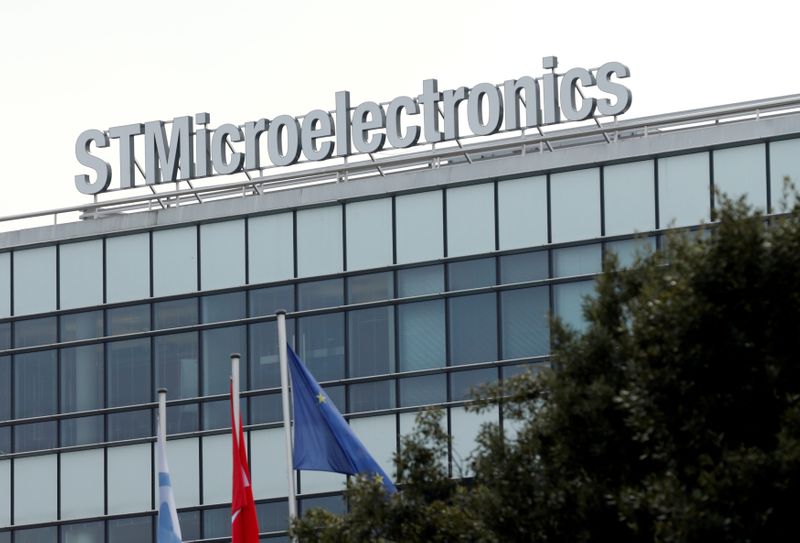 &copy; Reuters. Il logo STMicroelectronics presso una fabbrica a Plan-les-Oautes vicino a Ginevra