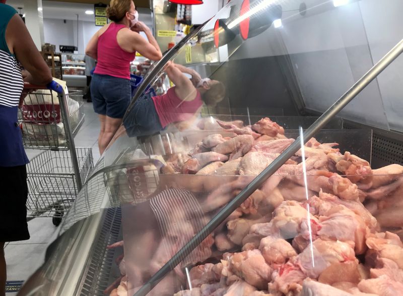 &copy; Reuters. Foto de archivo ilustrativa de pollos para ser vendidos en un mercado en Rio de Janeiro