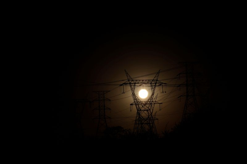 &copy; Reuters. Linhas de transmissão de energia em Brasília; aumentos de tarifas de eletricidade e gás preocupam indústria e governo