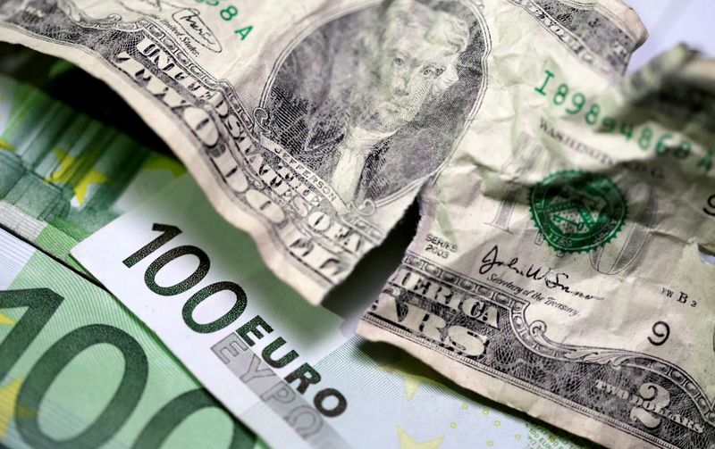 &copy; Reuters. Ilustración con billetes de dólar estadounidense y de euro
