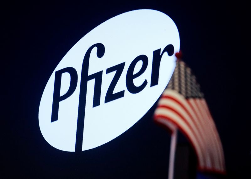 &copy; Reuters. Imagen de archivo del logo de Pfizer en la Bolsa de Nueva York, EEUU.