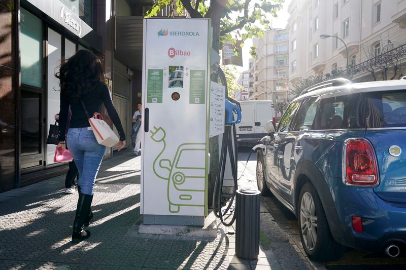 © Reuters. Recarga de veículo elétrico em Bilbao, Espanha