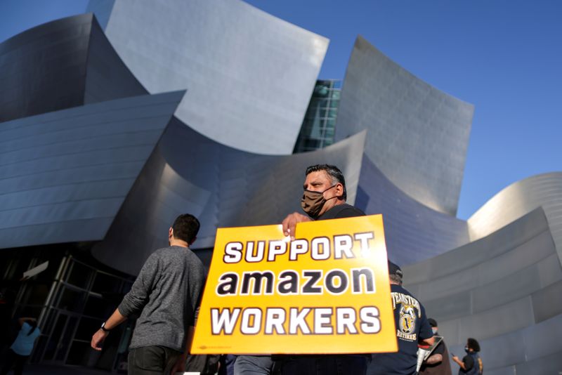 © Reuters. Manifestação em Los Angeles a favor da sindicalização de funcionários da Amazon