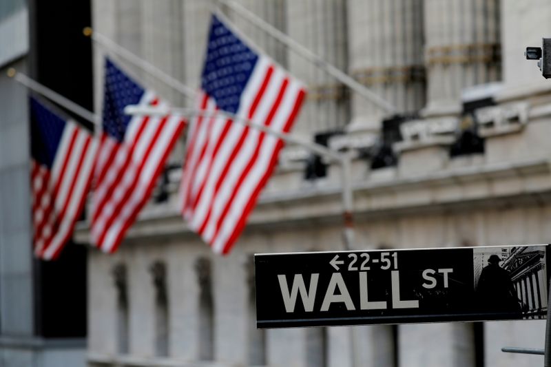 &copy; Reuters. Imagen de archivo de banderas estadounidenses puestas en la fachada del edificio de la Bolsa de Valores de Nueva York (NYSE) después del inicio de la sesión de operaciones del jueves en Manhattan, Ciudad de Nueva York