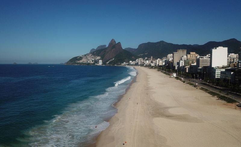 &copy; Reuters. Praia de Ipanema vazia em razão das medidas de restrição para conter o coronavírus, Rio de Janeiro
