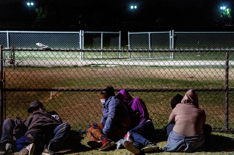 &copy; Reuters. FILE PHOTO: Migrants apprehended in La Joya, TX