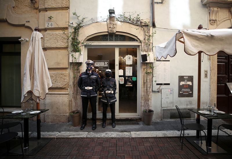 &copy; Reuters. Polícia na frente de restaurante em Roma
