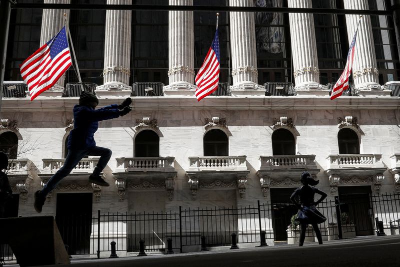 &copy; Reuters. Criança pula de um banco em frente ao prédio da Bolsa de Nova York, NY, EUA