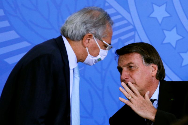 &copy; Reuters. Presidente Jair Bolsonaro e ministro Paulo Guedes participam de cerimônia no Planalto