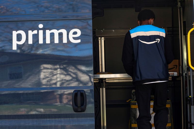 &copy; Reuters. An Amazon worker delivers packages