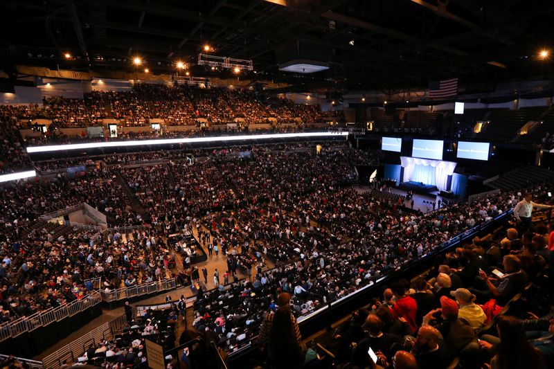&copy; Reuters. Shareholders gather to hear from billionaire investor Warren Buffett at Berkshire Hathaway Inc&apos;s annual shareholder meeting in Omaha