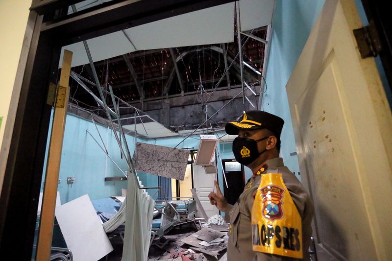 &copy; Reuters. A police officer stands near a damaged room at a hospital affected by an earthquake of magnitude 5.9 struck in the ocean 91 km (57 miles) south-southeast of Blitar