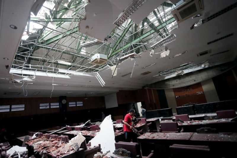 &copy; Reuters. Un hombre limpia la sala de un tribunal afectada por un sismo de magnitud 5,9 en Blitar, provincia de Java Oriental, Indonesia.