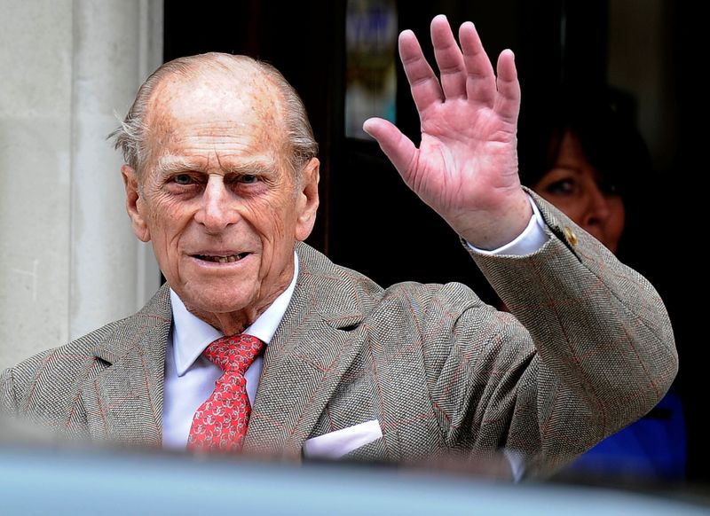 &copy; Reuters. FILE PHOTO: Britain&apos;s Prince Philip waves to members of the media as he leaves the King Edward VII Hospital in London