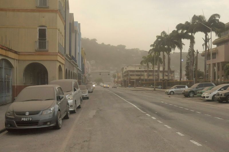 &copy; Reuters. La canieza cubre las calles un día después de la erupción del volcán La Soufriere en Kingstown, San Vicente y las Granadinas.