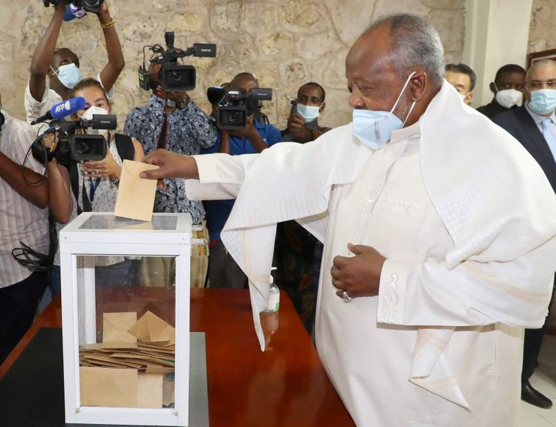 &copy; Reuters. FILE PHOTO: Djibouti&apos;s President Ismael Omar Guelleh casts his ballot during the presidential elections at the Ras-Dika district polling centre in Djibouti