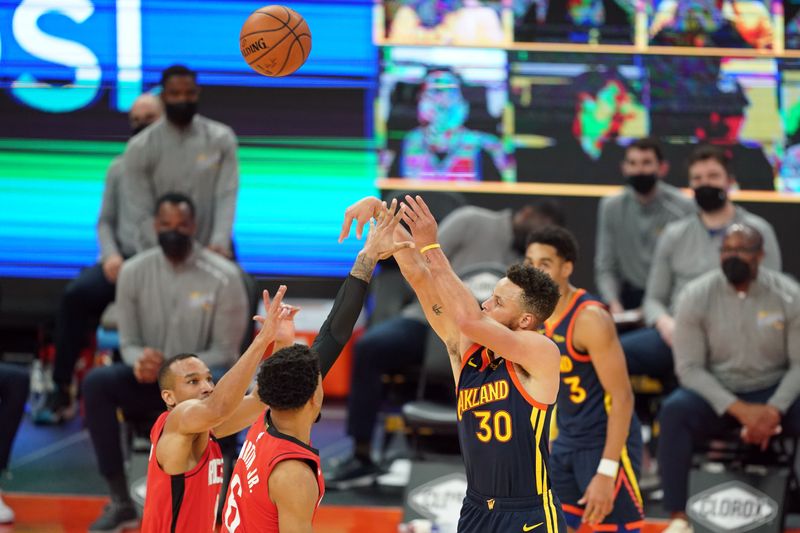 &copy; Reuters. NBA: Houston Rockets at Golden State Warriors
