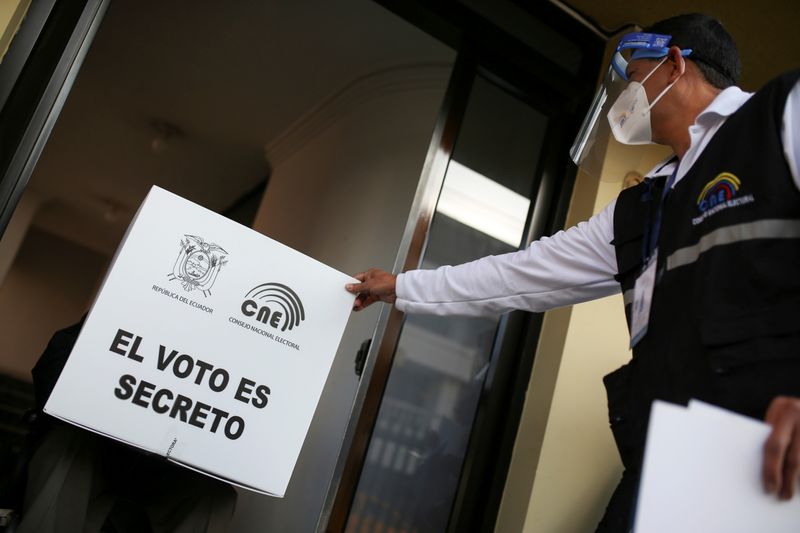 &copy; Reuters. Un miembro del Consejo Nacional Electoral (CNE) participa en un programa de voto adelantado para personas con discapacidad en Quito, Ecuador.