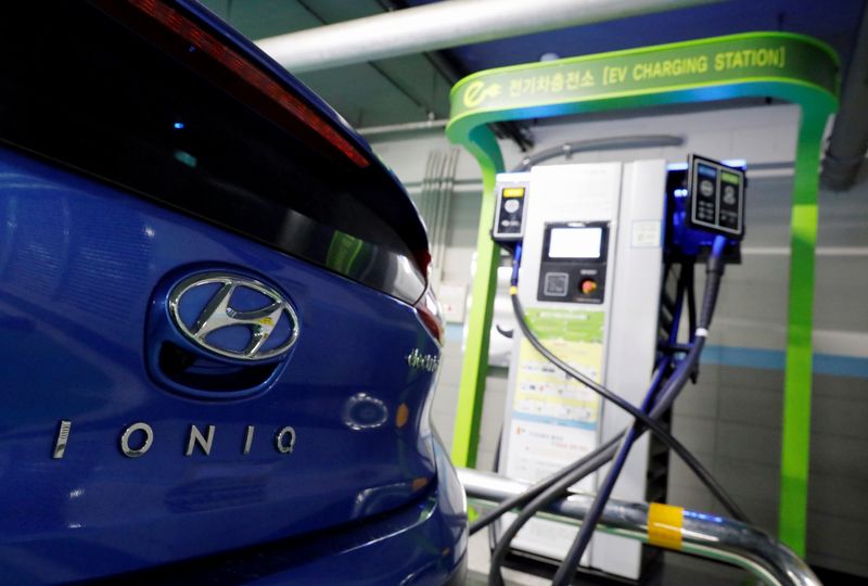 &copy; Reuters. Imagen de archivo de un auto electrico IONIQ de Hyundai Motor caragndo su batería en Seúl, Corea del Sur.