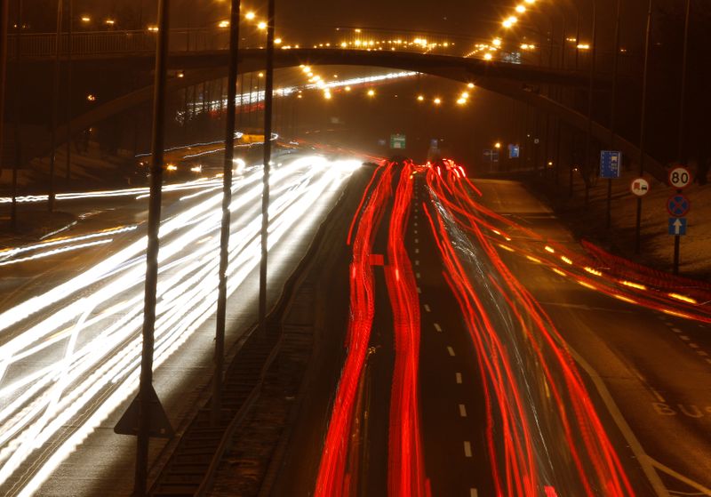 &copy; Reuters. FILE PHOTO: Traffic is seen on Trasa Lazienkowska, one of Warsaw&apos;s busiest roads connecting the east and west banks of the Vistula River