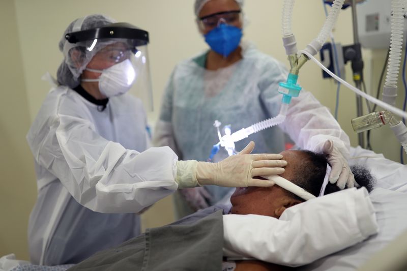 &copy; Reuters. La cirujana dental Denise Abranches trata a un paciente de coronavirus en la UCi del Hospital Municipal Parelheiros de Sao Paulo, Brasil.